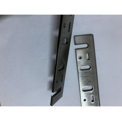 La lama per tagliare il legno è fatta con un peso di 0,3 kg.