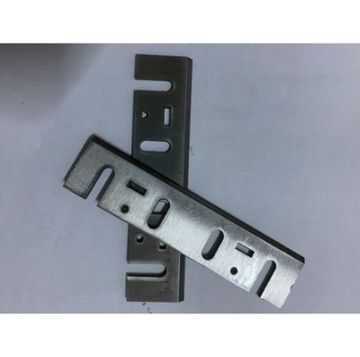 La lama per tagliare il legno è fatta con un peso di 0,3 kg.
